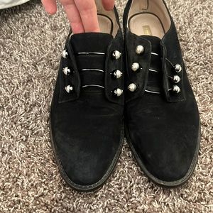 Black shoes with pearl details